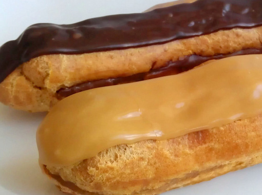 Eclair au chocolat or cafe